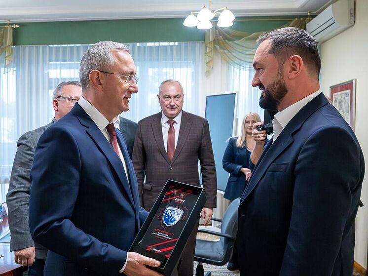 Калужский губернатор поговорил о футболе и получил кубок