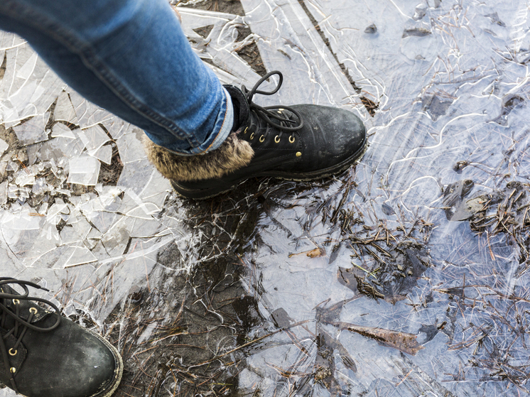 Нижегородцев призывают к осторожности: ледяная корка на дорогах