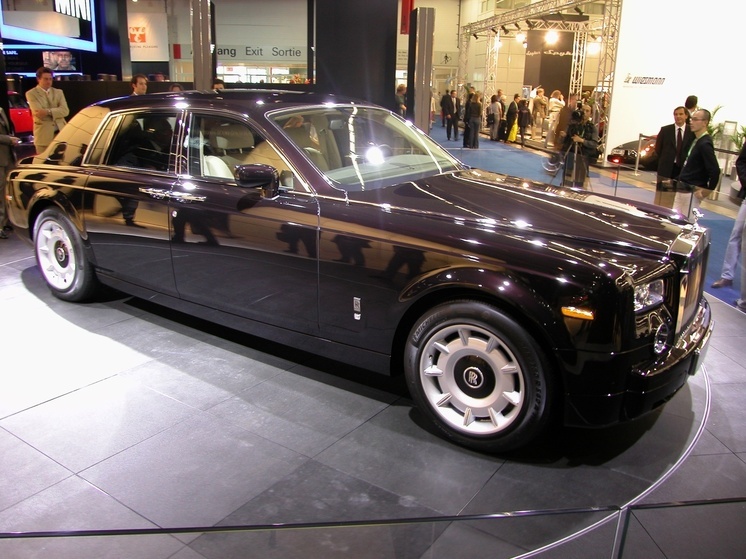 В Петербурге сгорел люксовый лимузин актрисы Софьи Аржаковской