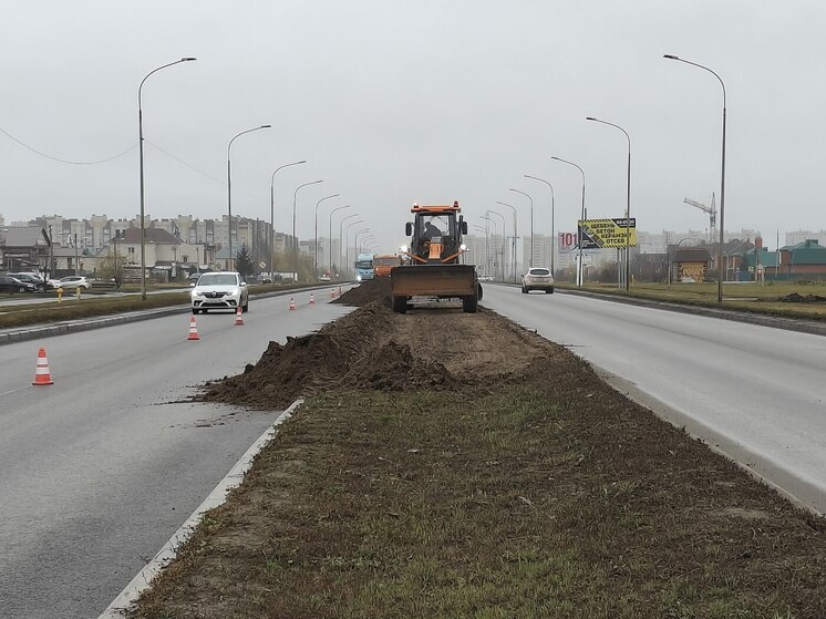 На Мичуринской наводят лоск: грейдеры срезают тонны земли с разделительной полосы