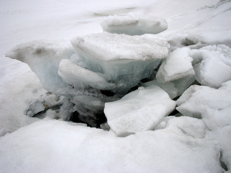  В Новосибирске ребенок ушел под воду, провалившись под лед на реке Иня