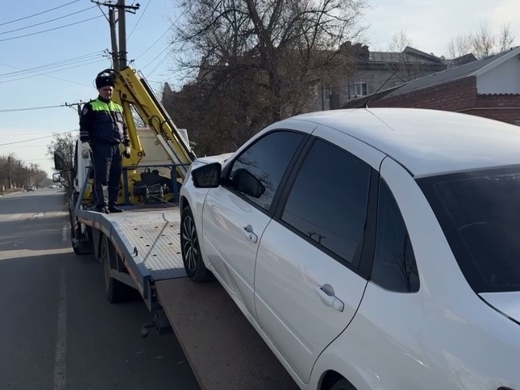 Двойное нарушение: элистинец без прав и с нелегальной тонировкой лишился автомобиля