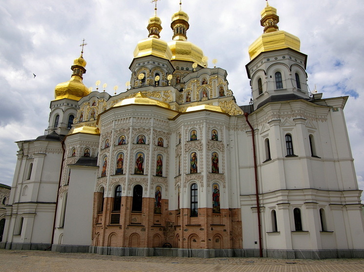В Киево-Печерской лавре выставили фрагмент стены с граффити Бэнкси
