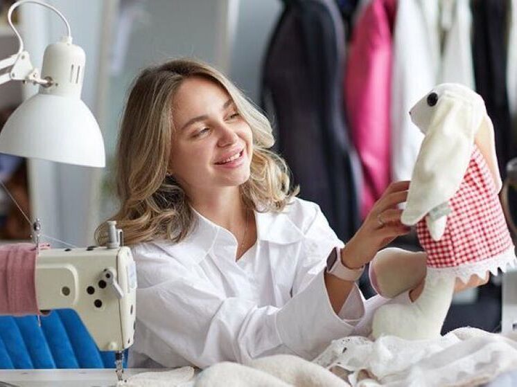 Елена Езерская рассказала, как начала шить мягкие игрушки, и кто получит их в подарок на Новый год