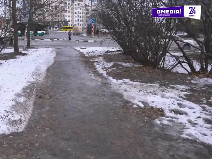 В преддверии снежного сезона в Сургуте круглосуточно ведут обработку тротуаров