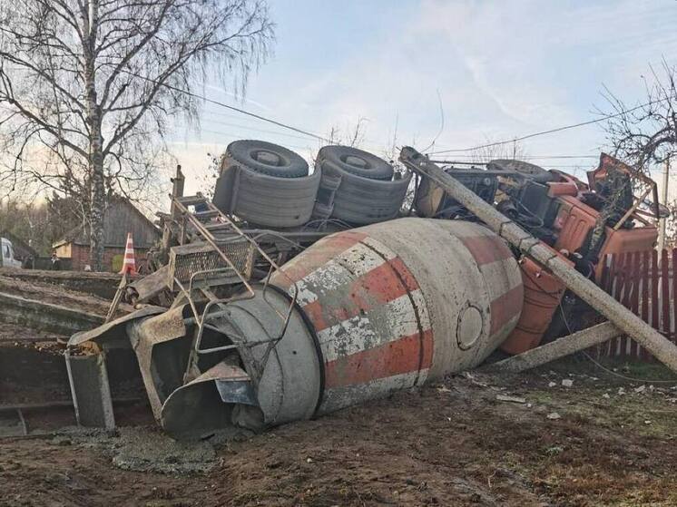 Водитель бетономешалки снёс забор, столб и оборвал провода в селе Добрянка