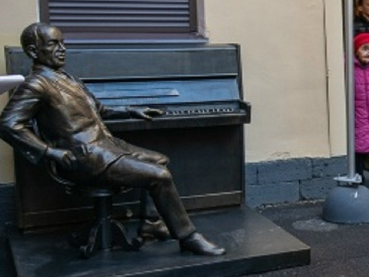 В Петербурге установлен памятник композитору Исааку Дунаевскому работы костромского скульптора