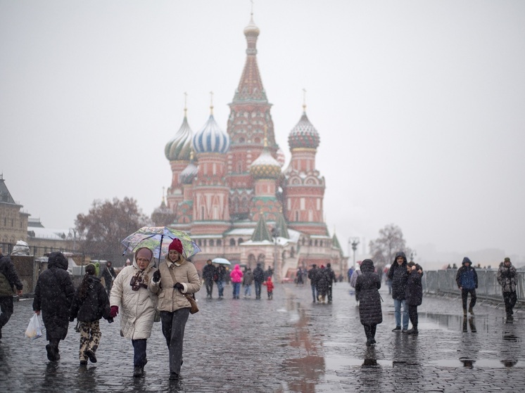 Прошлым летом британский журналист Мэтью Элфорд совершил поездку в Москву, которая, по его словам, оказалась одновременно неожиданной и поучительной. Об этом пишет The Conversation (статью перевели ИноСМИ). Отправляясь обратно в Великобританию, Элфорд увез с собой ощущение, что современная Россия — это не просто изменившаяся страна, а отдельная, стремительно развивающаяся цивилизация, все более отдаляющаяся от Запада.