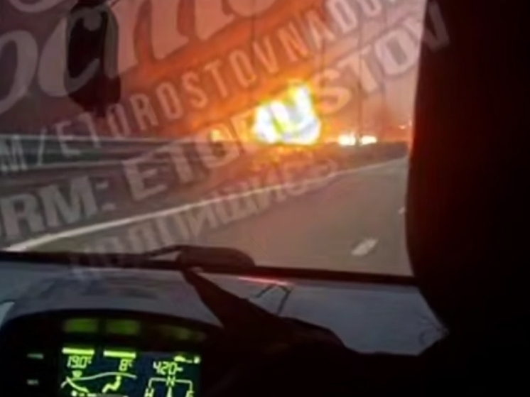 На трассе М-4 Дон в районе аэропорта Платов горит грузовик