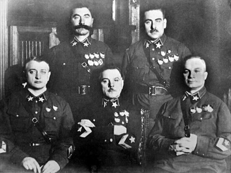 Равных Сталину приговорили: большие звезды в петлицах довели до могилы