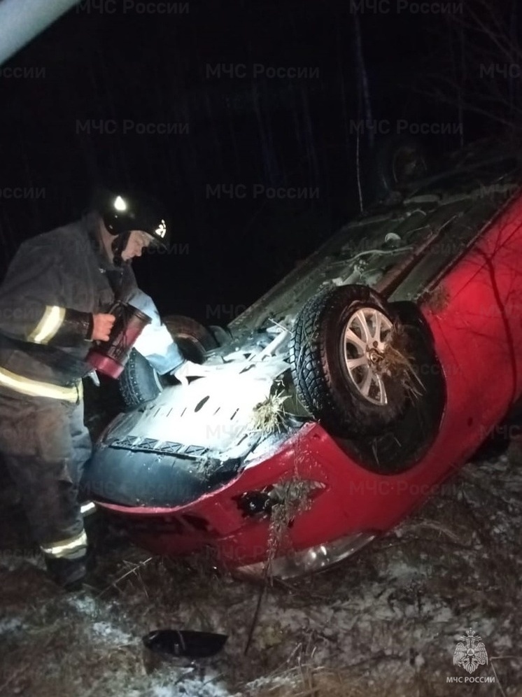 Под юхновским Щелканово спасатели вытащили женщину из «перевёртыша»