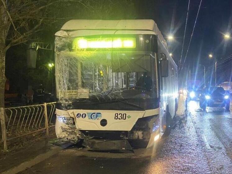 В Самаре пассажирский автобус Lotos врезался в столб, двое пострадали