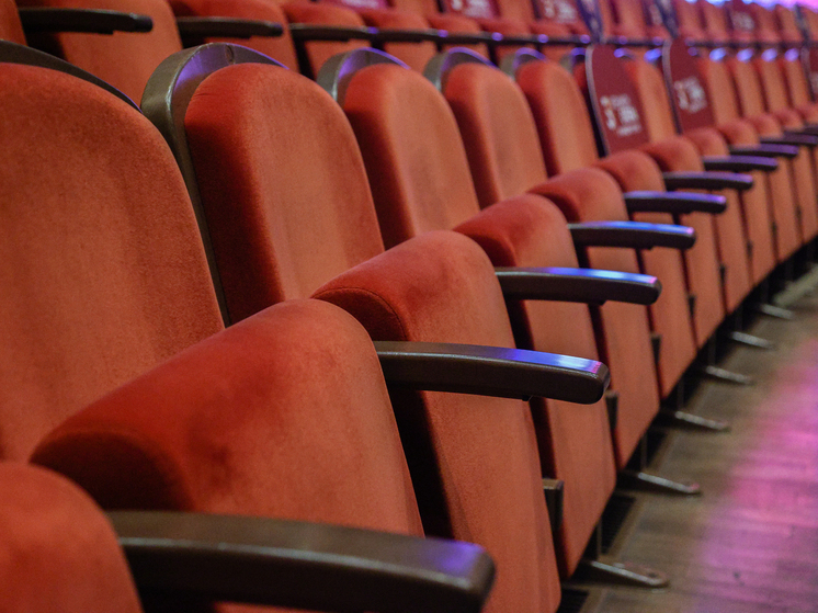 По Островскому, главному герою «Женитьбы Бальзаминова» Михаилу Дмитриевичу Бальзаминову 25 лет, но режиссёр «Современника» Сергей Газаров и актер Дмитрий Смолев видят его совсем иначе