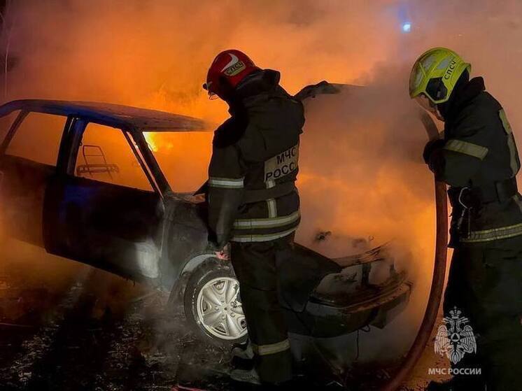 Неизвестный поджег автомобиль на Стрелковой улице в Твери