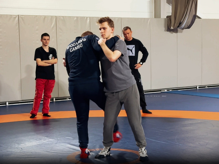 Ярославских дружинников обучили приемам самбо.