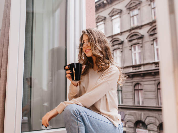 Эксперт ЖКХ предупредил об ответственности за распитие алкоголя на общих балконах