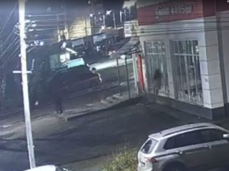 В Ярославле молодой человек пробил головой стеклянную дверь супермаркета, чтобы взять пивка