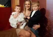 Певица Женя Малахова, известная также по работе в группе Reflex и съёмкам в кино , собрала гостей в элитном ресторане с видом на Кремль