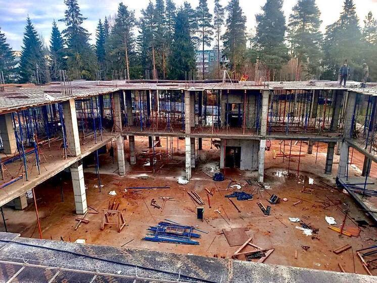 Школу искусств в поселке Сосново довели до уровня кровли