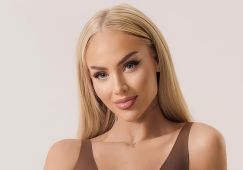 Самая популярная футболистка планеты обнажилась до пояса для новой фотосессии