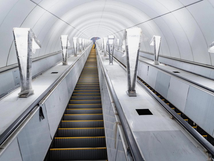 В метро Санкт-Петербурга совершил пробную поездку первый поезд новой коричневой ветки