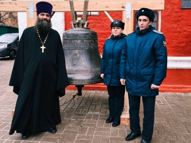 Ярославские приставы подарили гарнизонному храму колокол