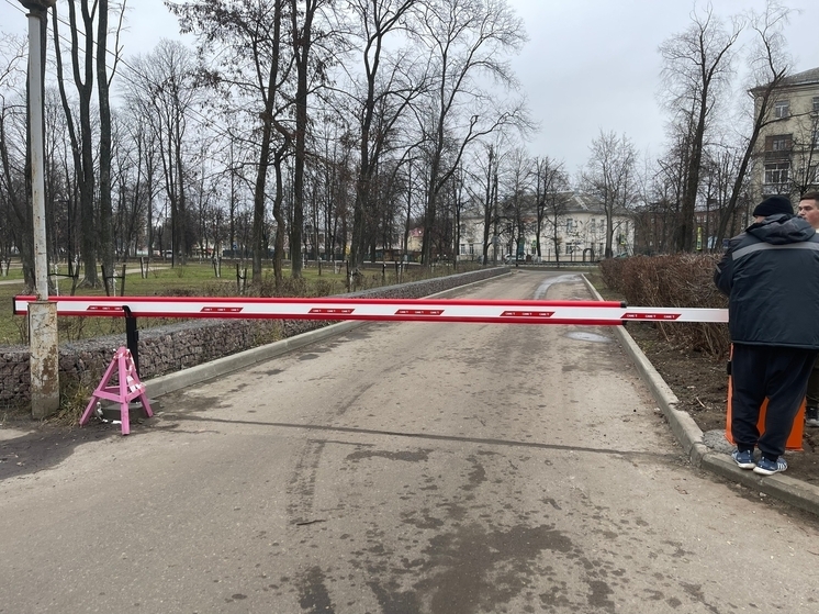В Ярославле территорию ДК Добрынина оградили шлагбаумами
