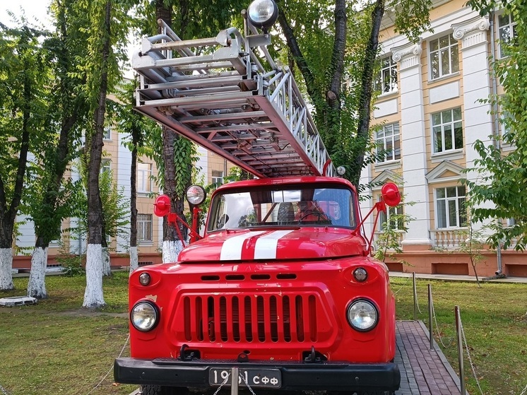 В Ивделе при пожаре спасли трех человек
