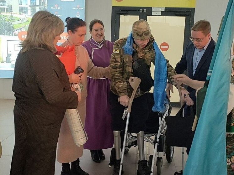 В Бурятии воина-земляка, потерявшего ноги на СВО, встретили работой