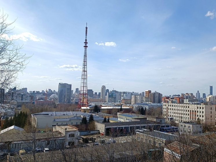 В Екатеринбурге Kia проехал на красный и протаранил Hyundai