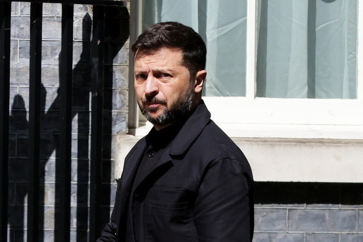 Экс-премьер Украины рассказал, зачем Зеленский поехал во Францию