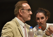 Спустя семь лет после обвинений в сексуальных домогательствах, разрушивших его голливудскую карьеру, Кевин Спейси заявил, что стал бездомным и живёт в отелях и съёмных квартирах