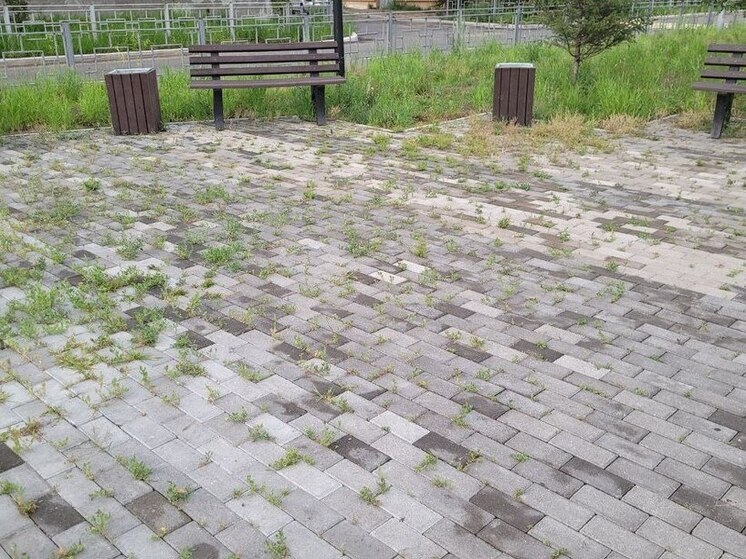 Территорию у спортзала обновили в Атамановке