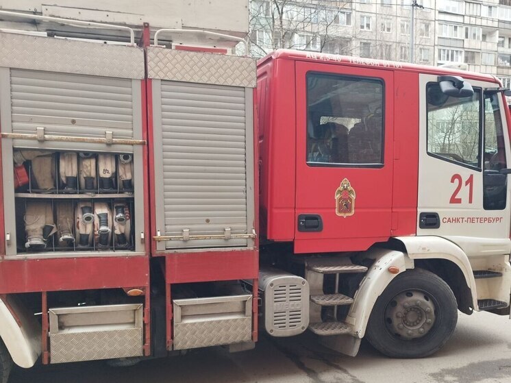 В Петербурге из горящей коммуналки вывели 32 человека