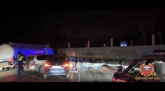 Два человека пострадали в массовой аварии с грузовиком в Минусинском районе