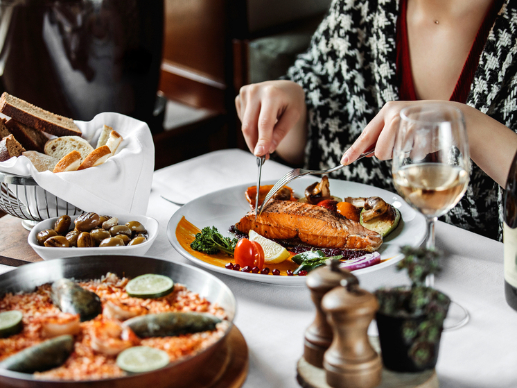 Роспотребнадзор разъяснил права посетителей при долгом ожидании заказа в ресторанах