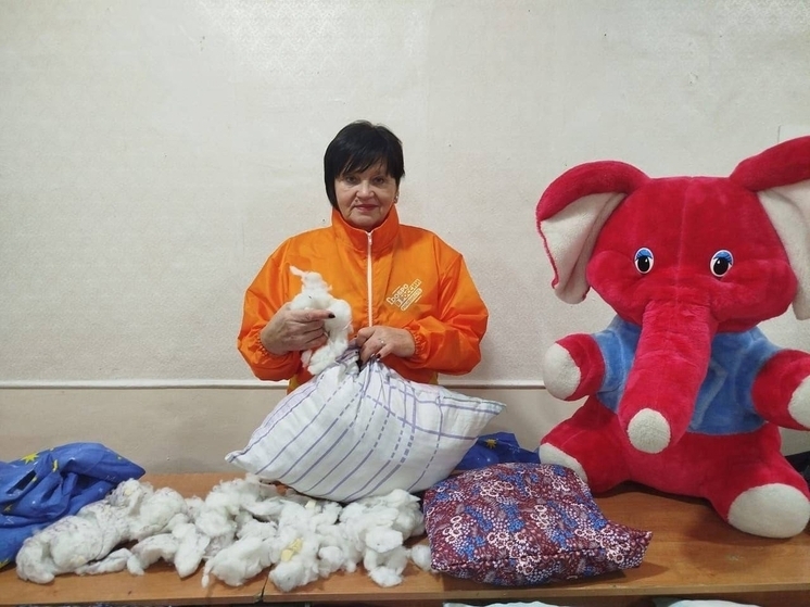 Новооскольцы шьют подушки из мягких игрушек для участников СВО