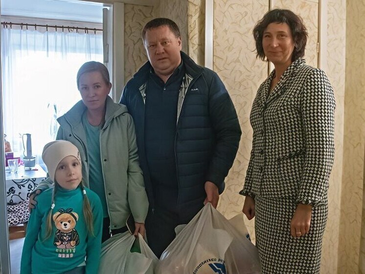 Мелитопольские депутаты передали гуманитарку переселенцам из ДНР