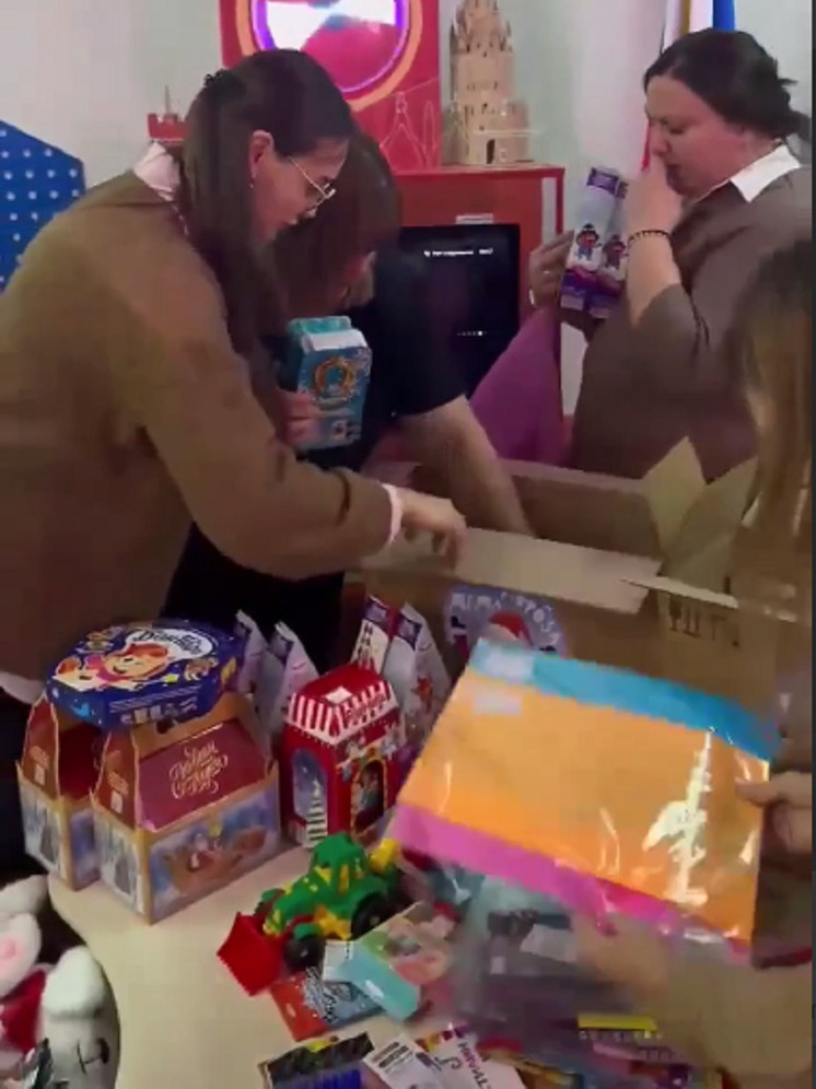 Сотню новогодних подарков для детей ДНР собрали в садике Салехарда