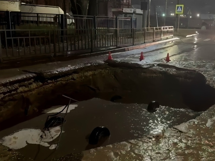 Автомобиль попал в котлован на дороге в Нижнем Новгороде