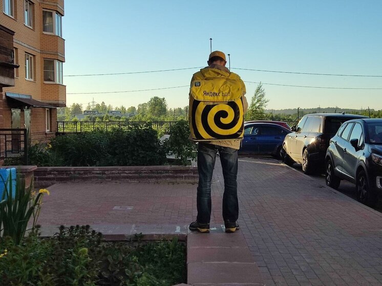 В Петербурге вступил в силу запрет на труд мигрантов в службах доставки