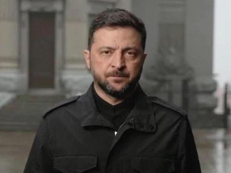 Загнанный в угол коррупционным скандалом, давлением со стороны США и проблемами на фронте, Зеленский обратился к нации