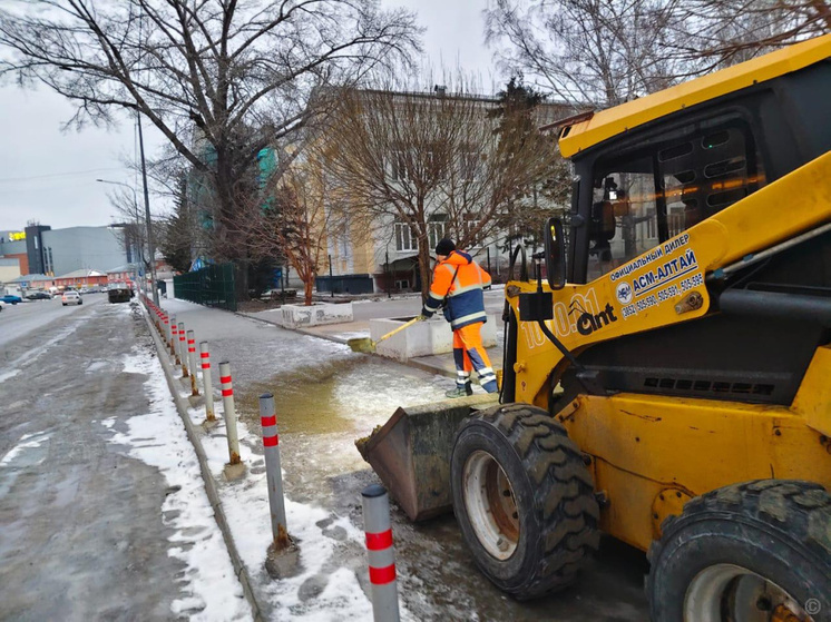 Более 70 единиц техники вышло на дороги Барнаула для борьбы с гололедом