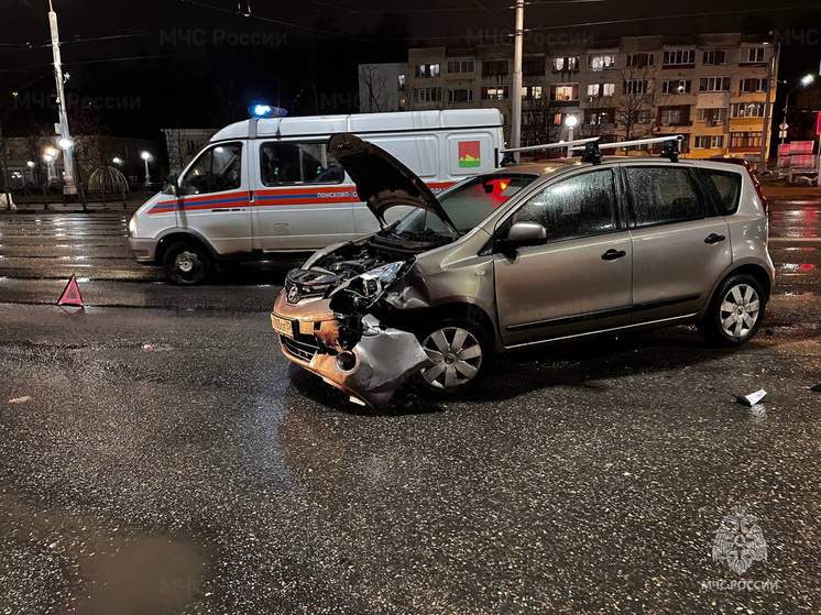 Спасатели ликвидировали последствия ДТП на Калинина в Брянске