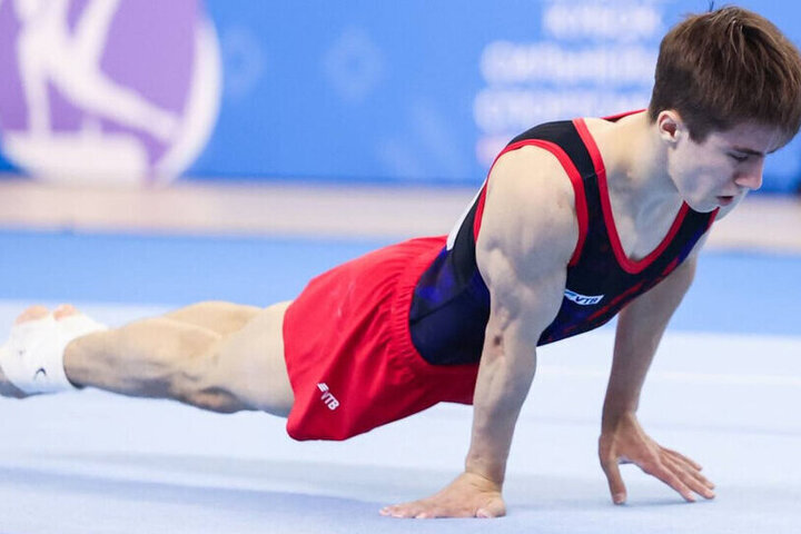 Российский гимнаст Духно завоевал золото юниорского ЧМ в многоборье