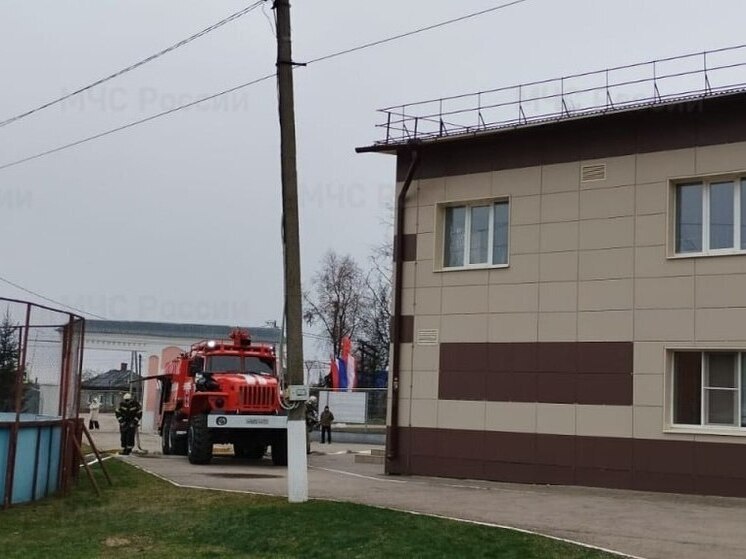 Спасатели отработали тушение условного пожара в белевском спорткомплексе