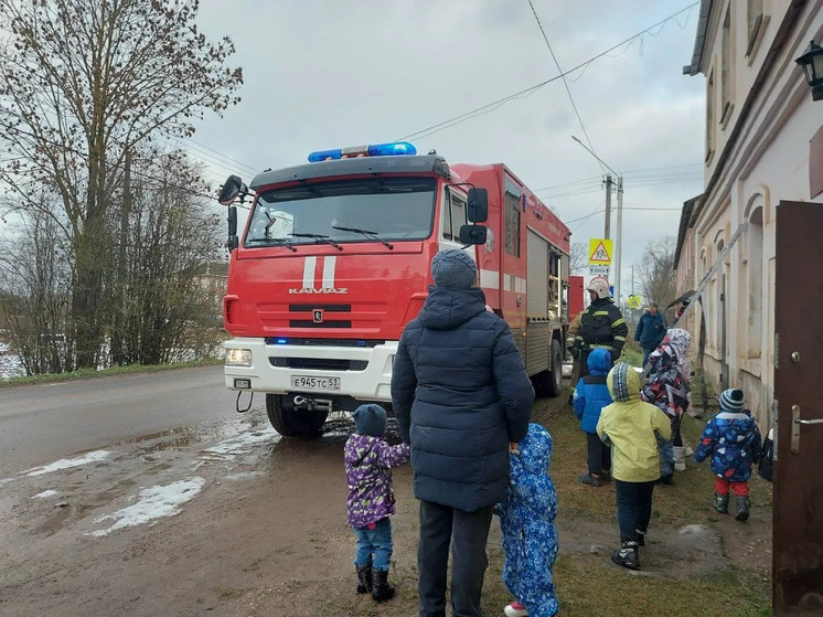 Пожарные тренировались спасать детей в Солецком доме культуры