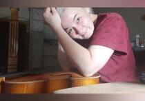 В телефоне она записана как Оксана Скрипачка