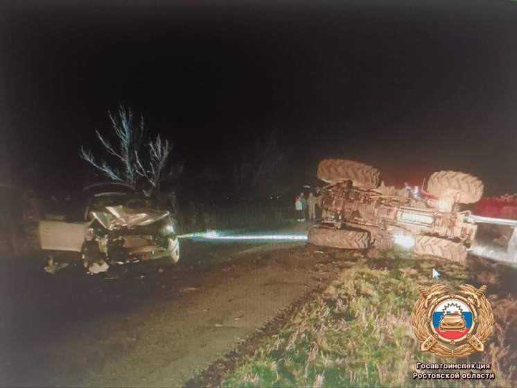 На автодороге Ростовской области в ДТП с трактором пострадали два пассажира