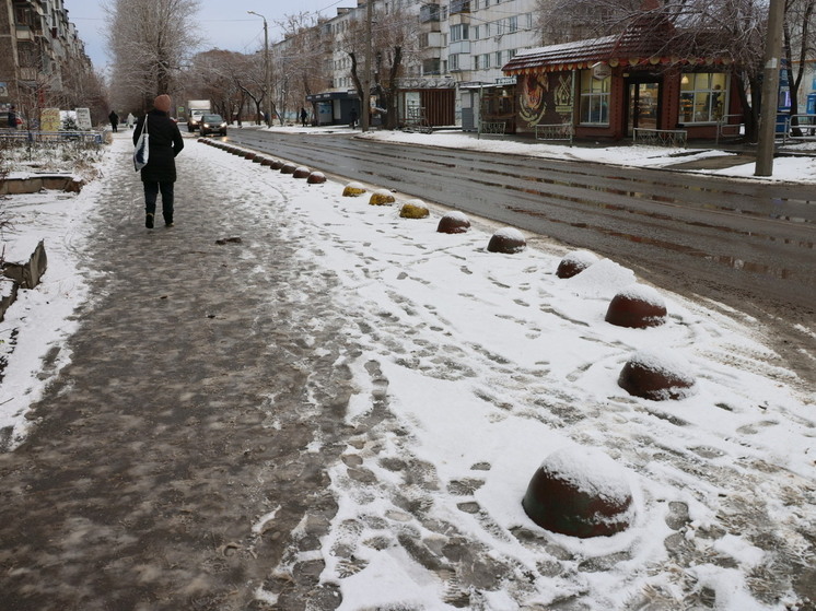 На дороги Челябинска вывели технику для обработки дорог от наледи